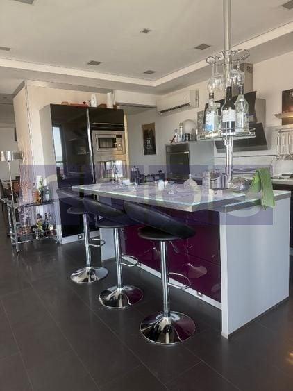 Penthouse cu 4 camere decomandat, mobilat în Central
