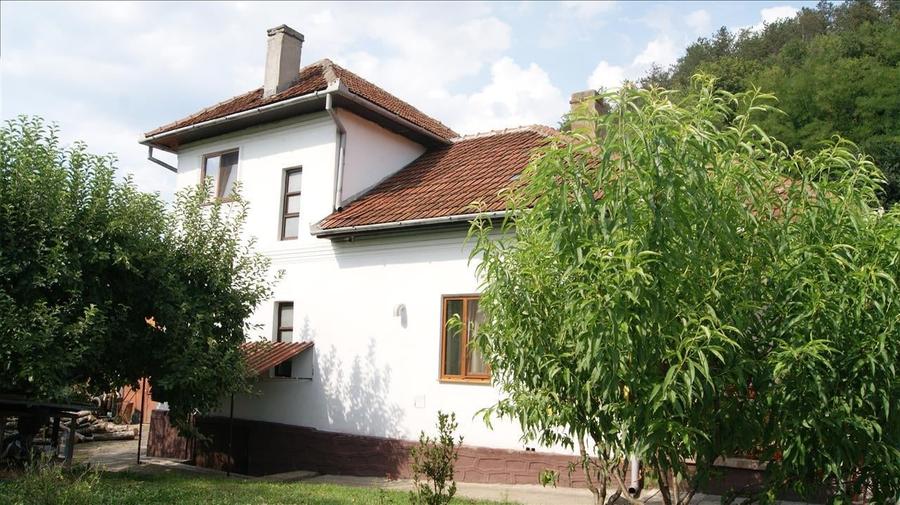 Casă individuală cu 6 camere cu Canalizare în Est