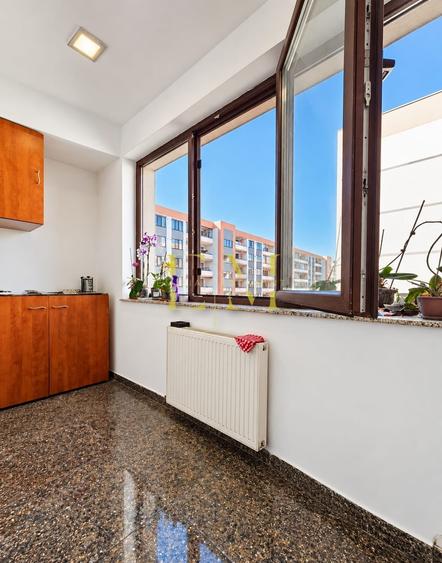 Apartament cu 3 camere semidecomandat în Tractorul