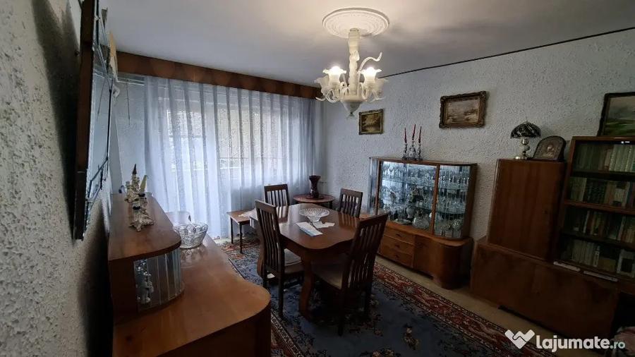 Apartament cu 4 camere decomandat în Republicii