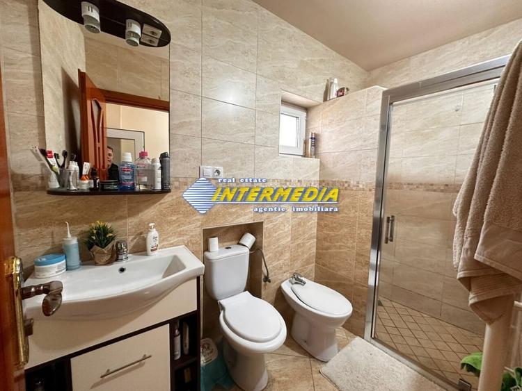 Casă individuală cu 3 camere cu Canalizare în Central