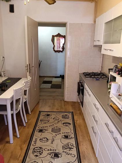 Apartament cu 3 camere decomandat în Între Lacuri