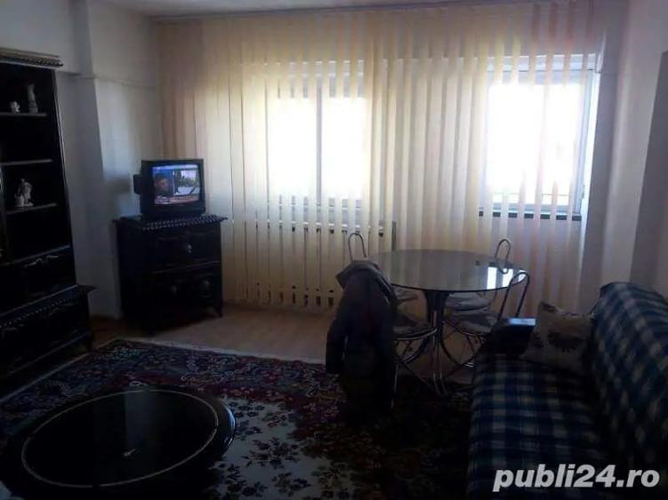 Apartament cu 3 camere semidecomandat în Aviației