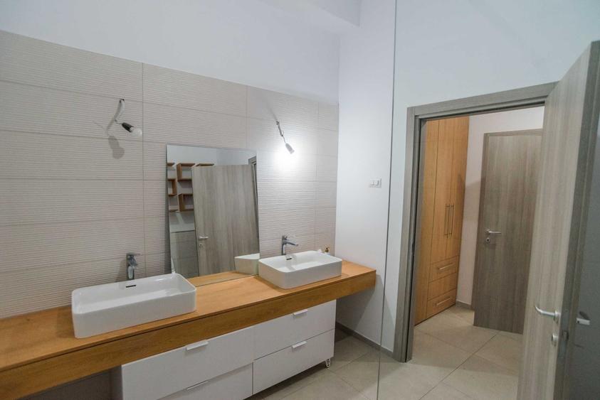 Casă cu 4 camere în Preajba