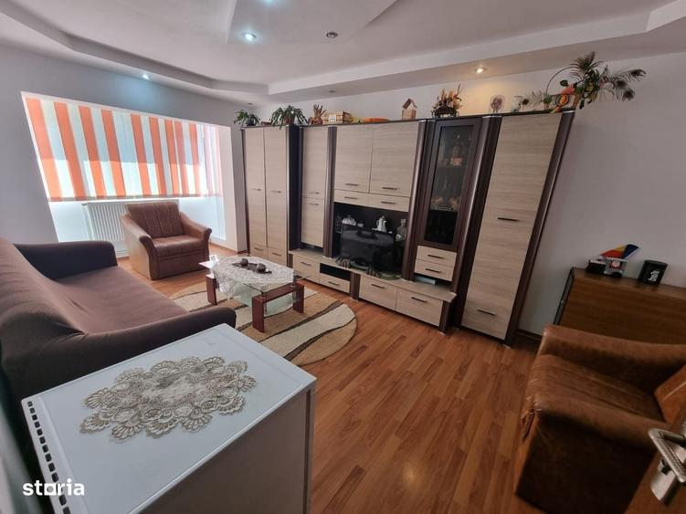 Apartament cu 3 camere decomandat în Onești