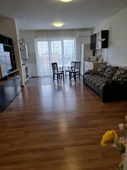 Apartament cu 3 camere decomandat în Tractorul