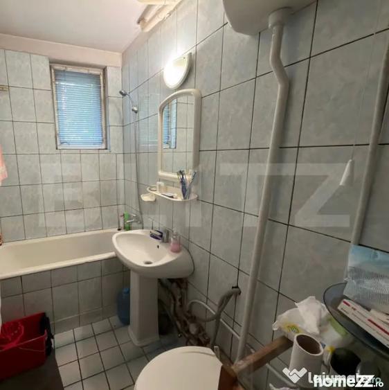Apartament cu 3 camere semidecomandat în Calea București
