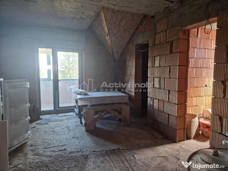 Casă cu 12 camere cu Teren 1000 Mp în Români