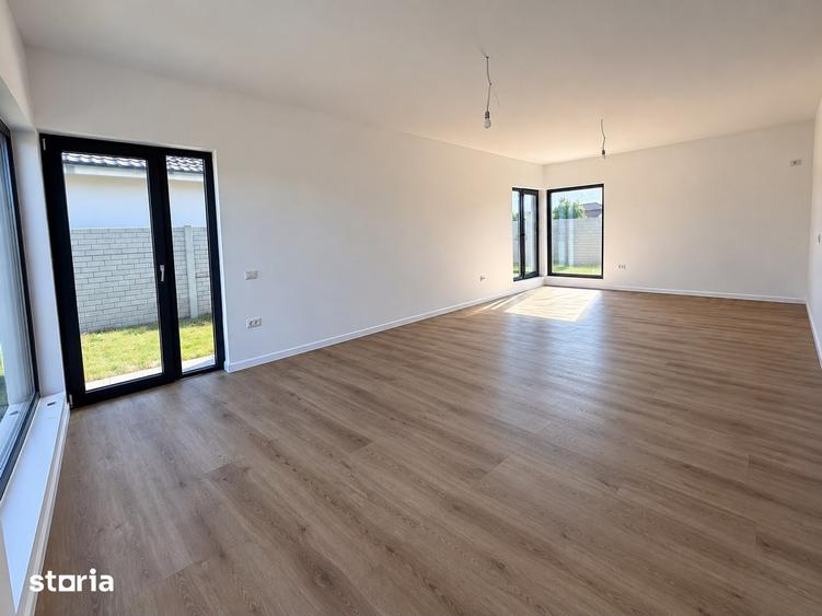 Casă cu 4 camere cu Teren 400 Mp în Domnești