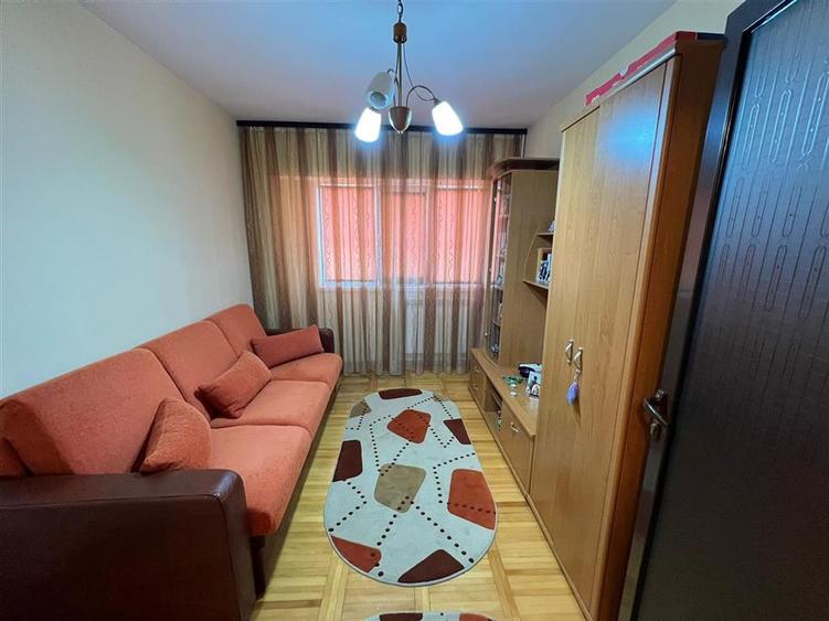 Apartament cu 3 camere decomandat, mobilat în Ultracentral