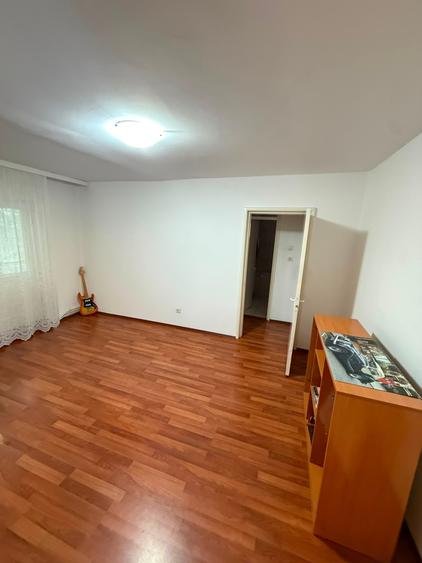 Apartament cu 3 camere semidecomandat în Mioriței