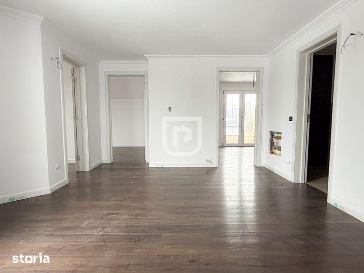 Casă cu 8 camere cu Teren 2650 Mp în Ițcani