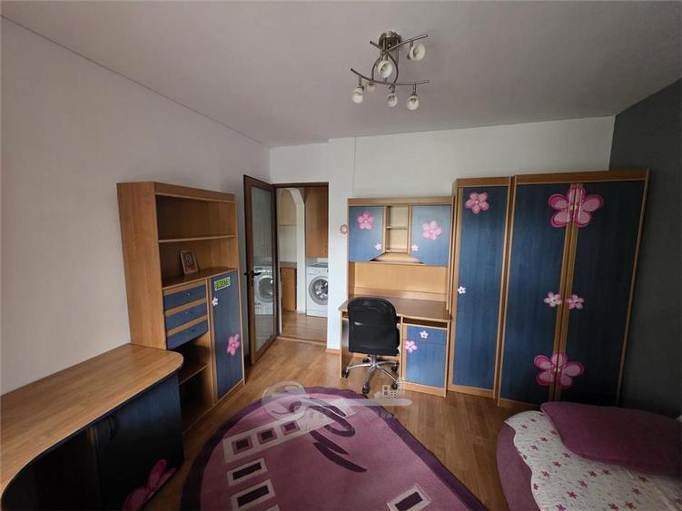 Apartament cu 3 camere decomandat, mobilat în Nicolina