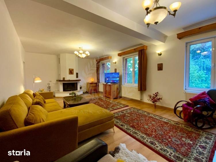 Casă cu 5 camere decomandat cu Teren 2000 Mp în Central