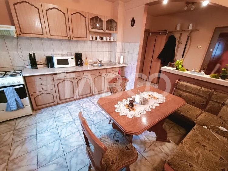 Apartament cu 3 camere semidecomandat, mobilat în Turnișor