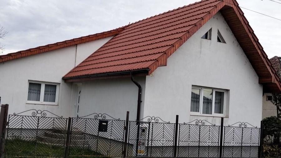 Casă cu 3 camere decomandat în Lazuri