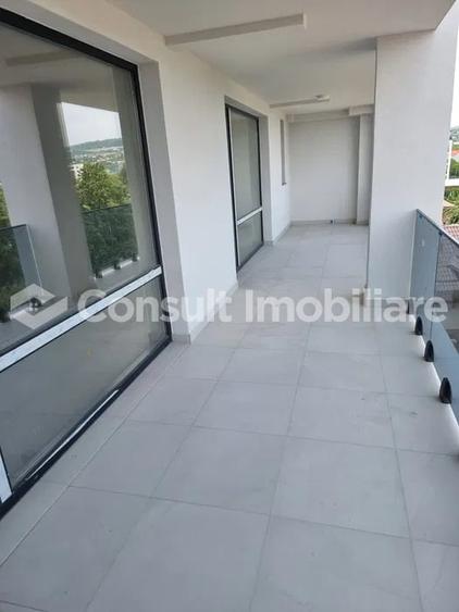Apartament cu 4 camere semidecomandat în Mărăști