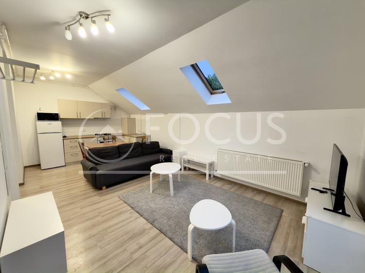 Apartament cu 3 camere semidecomandat, mobilat în Tei