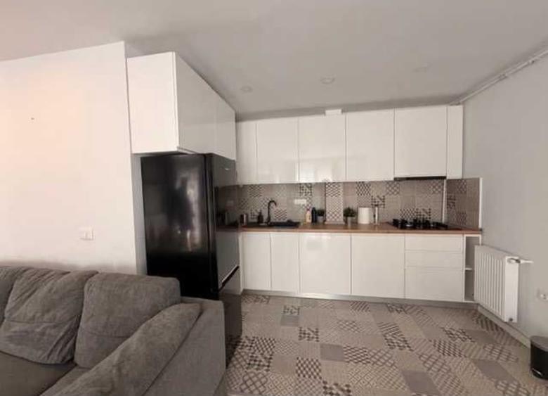Apartament cu 3 camere semidecomandat în Crângași