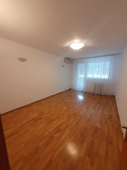 Apartament cu 3 camere decomandat în Obor