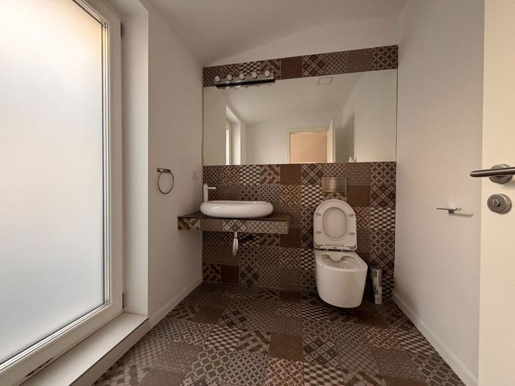 Birou, de 350 mp, în Romană