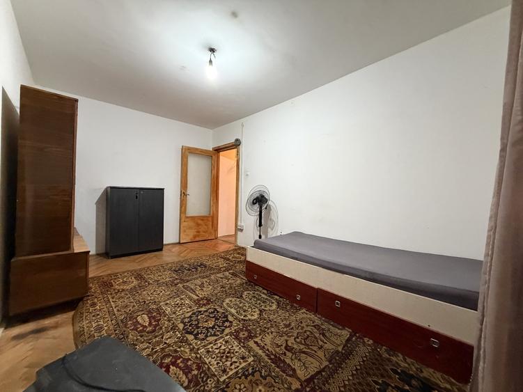 Apartament cu 3 camere semidecomandat în Dacia