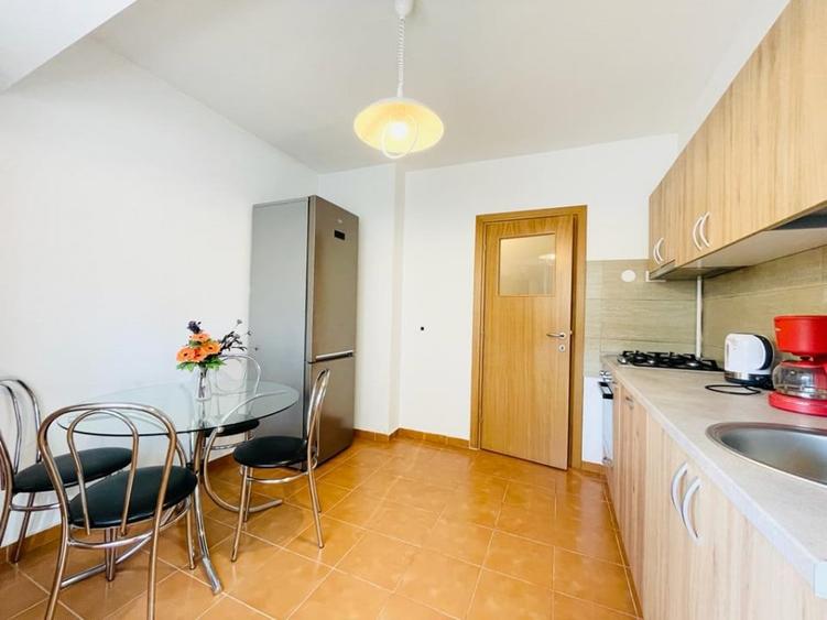 Apartament cu 3 camere decomandat, mobilat în P-ța Unirii