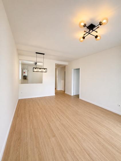 Apartament cu 3 camere decomandat în Cristian