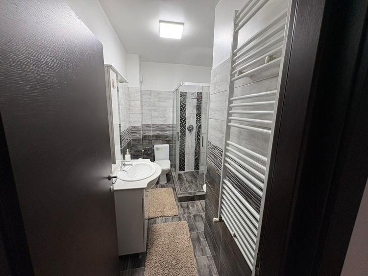 Apartament cu 3 camere decomandat în Roșu