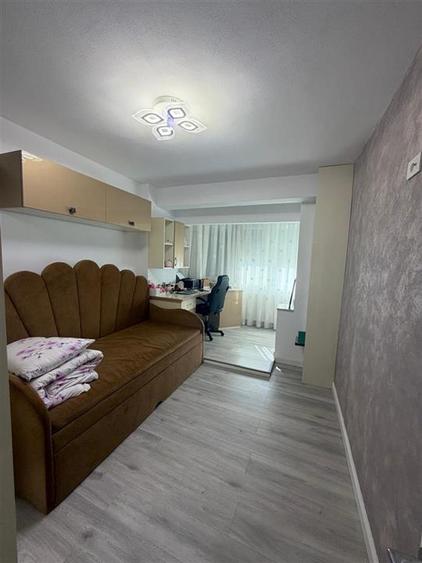 Apartament cu 3 camere decomandat în Valenta