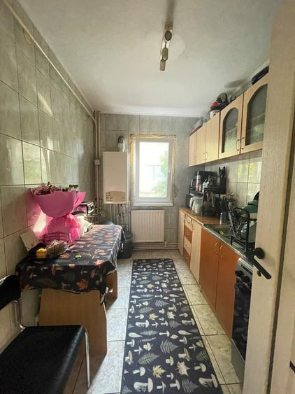 Apartament cu 3 camere nedecomandat, mobilat în Podu Roș