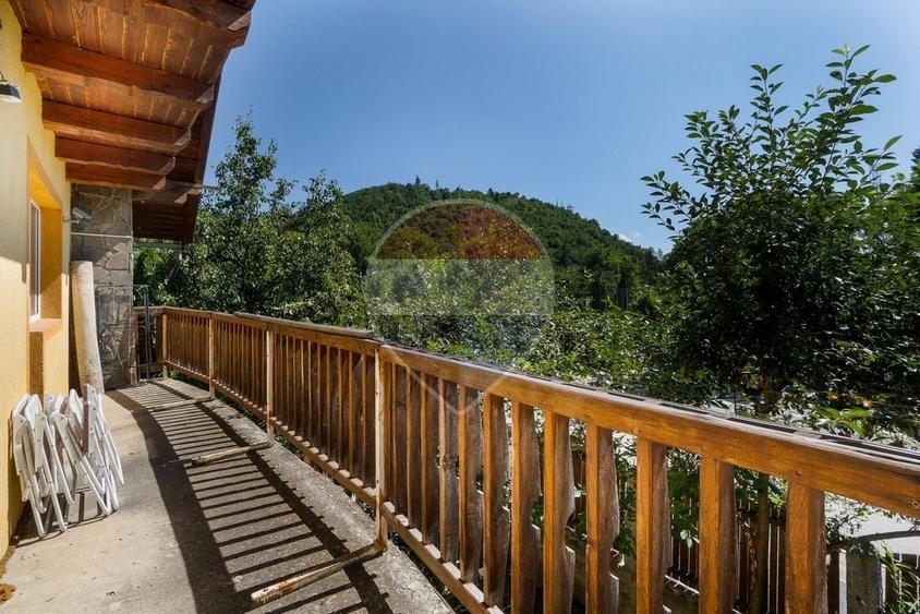 Casă individuală cu 7 camere cu Teren 835 Mp în Cristian