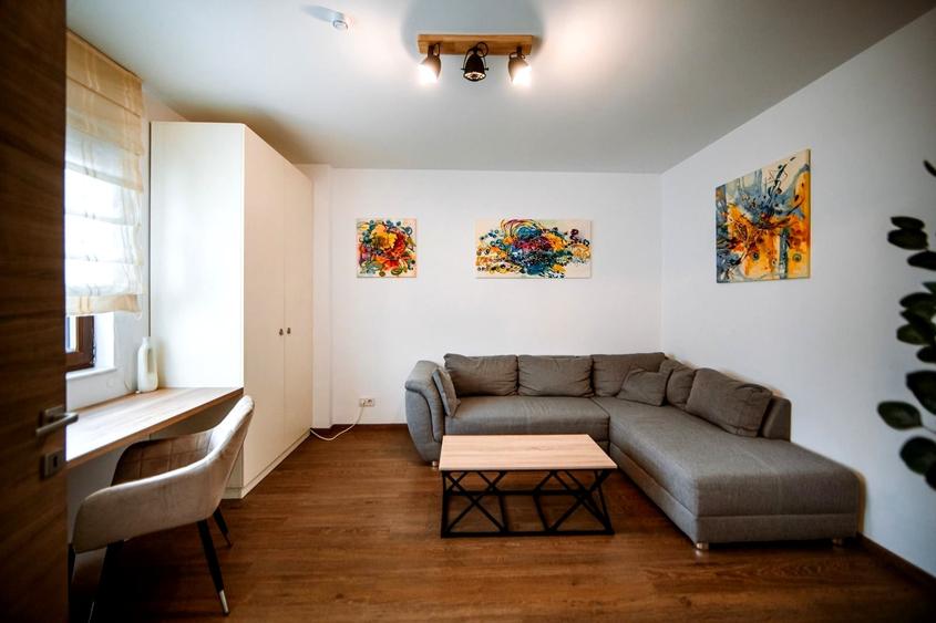 Apartament cu 3 camere semidecomandat, mobilat în Central