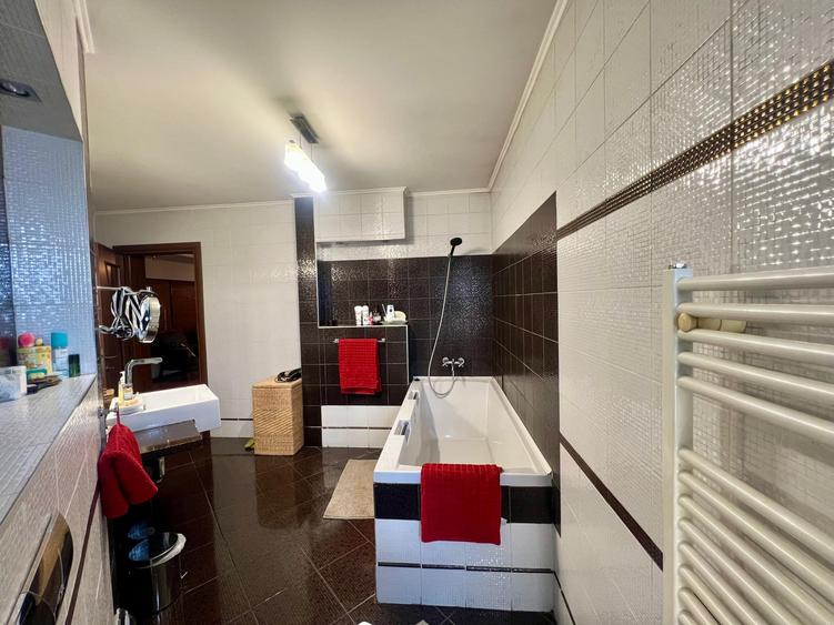 Casă individuală cu 6 camere cu Canalizare în Andrei Mureșanu