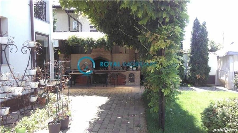 Casă cu 8 camere cu Garaj în Strejnicu