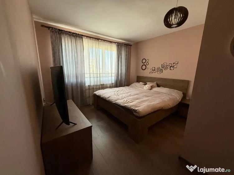 Apartament cu 3 camere decomandat, mobilat în Cornișa
