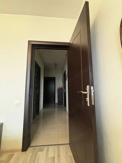 Apartament cu 3 camere decomandat în 1 Decembrie
