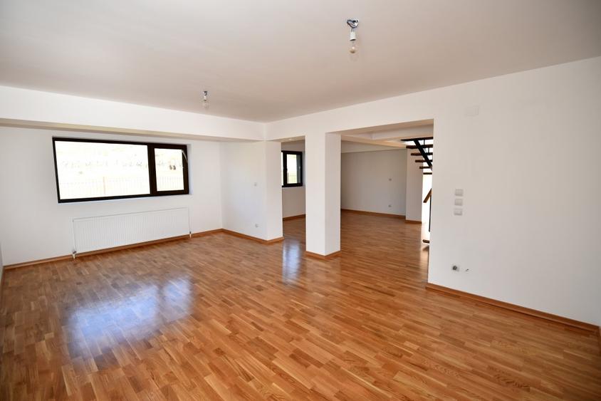 Casă individuală cu 6 camere cu Teren 600 Mp în Nord-Vest