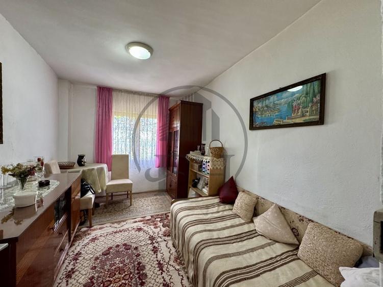 Casă cu 5 camere cu Teren 1190 Mp în Sud