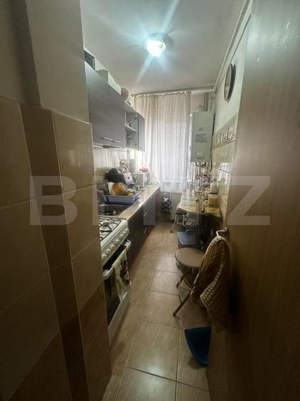 Apartament cu 3 camere semidecomandat, mobilat în Craiovița Nouă