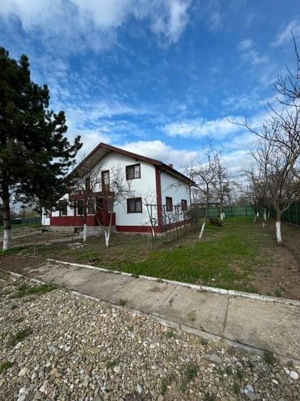 Casă individuală cu 5 camere cu Teren 4044 Mp în Drăgoești