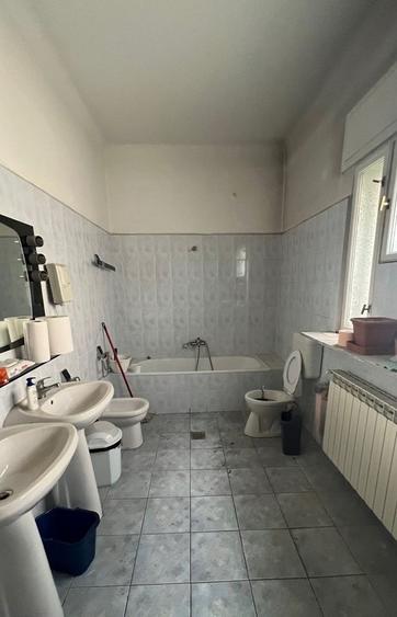 Casă individuală cu 12 camere cu Canalizare în Arcul de Triumf
