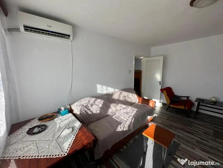 Apartament cu 3 camere semidecomandat în Central