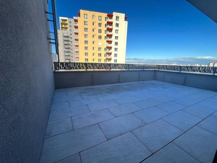 Penthouse cu 3 camere decomandat în Tineretului