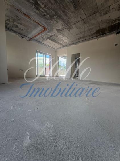Penthouse cu 3 camere semidecomandat în Florești