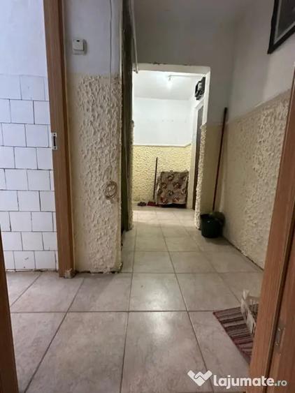 Apartament cu 3 camere semidecomandat în Obor