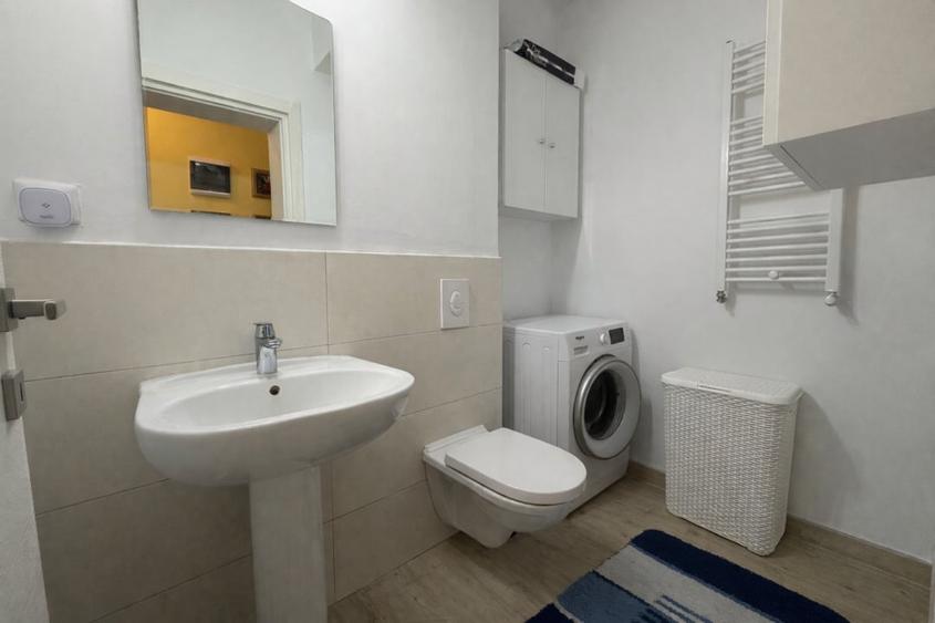Apartament cu 3 camere semidecomandat în Iancului