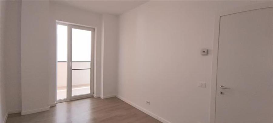 Apartament cu 3 camere nedecomandat în Aradului