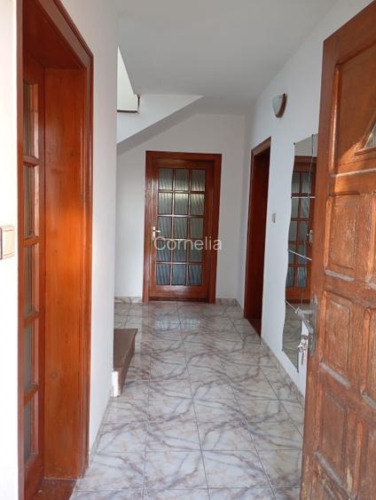 Casă individuală cu 5 camere cu Teren 2000 Mp în Central