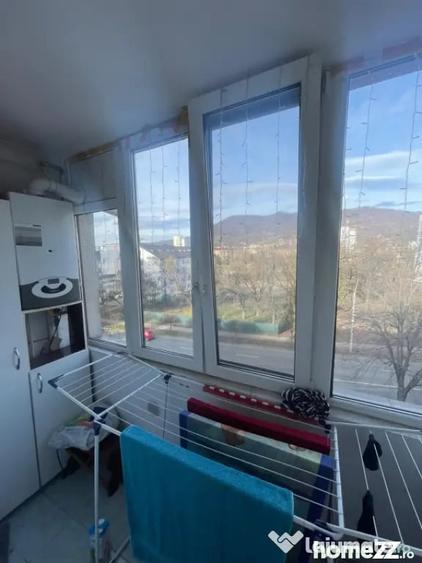 Apartament cu 3 camere semidecomandat, mobilat în Central